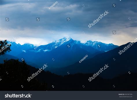 mount everest highest peak world stock photo  shutterstock