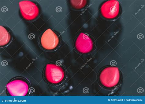 Grupo De Rosa Vermelho E De Batons Nude Cores Diferentes E Texturas Na Tabela Escura Foto De