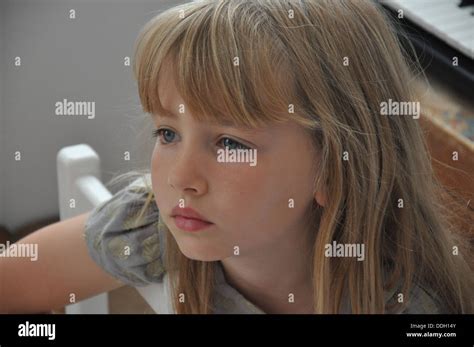 traurige kleine blonde Mädchen Blick in Ferne Stockfoto Bild Alamy