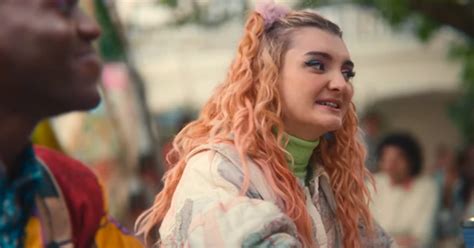 Xem phim Sex Education tôi nhận ra mình là ông bố cứng nhắc với con Chỉ câu nói ngắn đã