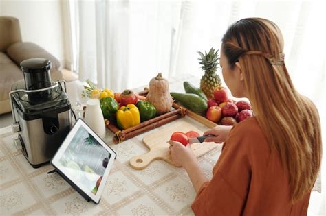 Mujer Joven Siguiendo La Receta En La Computadora De La Tableta Ella