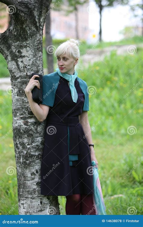 La Verticale De La Fille Blonde De Sourire Photo Stock Image Du Plage Filles