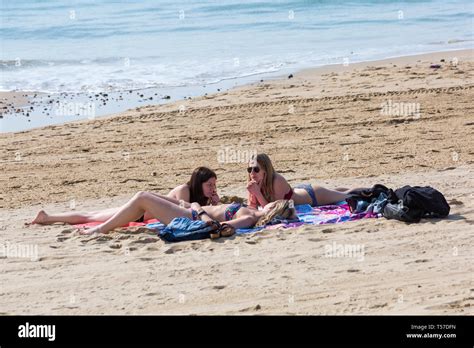 Femme Femmes Femmes Visiteurs Vacances Personnes Portant Bikini Banque De Photographies Et D