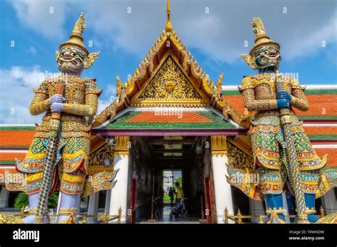 wat pho temple   reclining buddha bangkoks oldest  largest