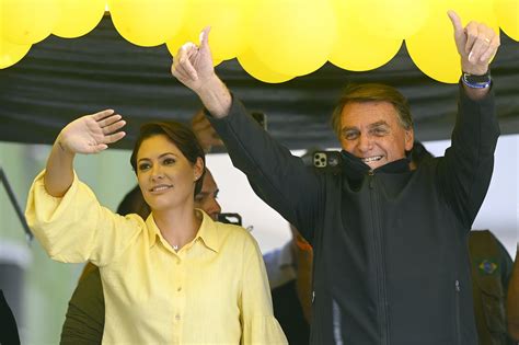 Jair Bolsonaro Y Su Esposa Ser N Llamados A Rendir Cuentas Por El