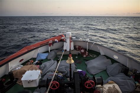 Un Muerto Y 26 Desaparecidos En El Naufragio De Una Patera A Más De 200