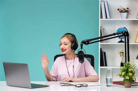 Journaliste blogueuse blonde jolie jeune fille enregistrant une vidéo sur un ordinateur au