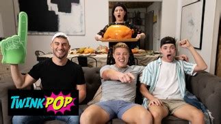 TWINKPOP ジムでディーコンベンチプレスとして彼は彼のお尻を取る前にデールのハードポールを吸います Pornhub Gay