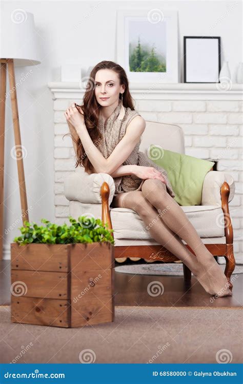 Attraktiver Junger Dünner Brunette Sitzt in Einem Großen Bequemen Stuhl Durch Den Kamin