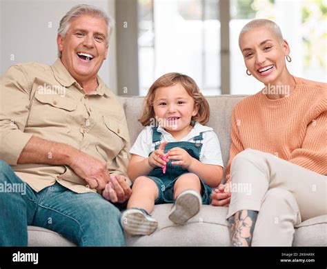 Nous ne prenons pas l amour à la légère Portrait d un homme mature qui se joint à sa fille et à