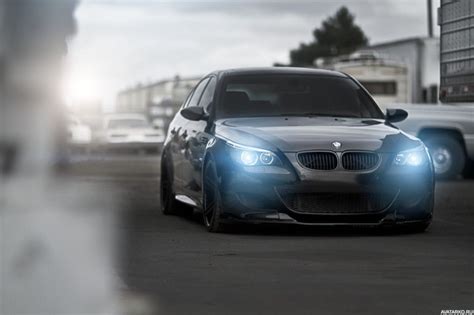 Чёрный BMW M5 со светящимися голубым сетом фарами — Фото аватарки ...
