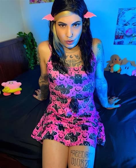 Angel's face 🩷🖤 : r/femboy