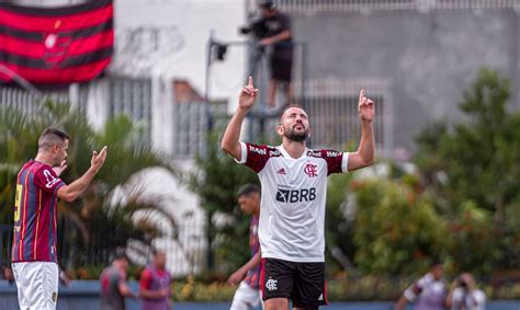 Flamengo bate Madureira e alcança liderança provisória no Carioca