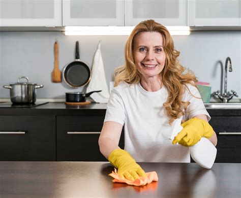 Mulher Limpando A Mesa Da Cozinha Foto Gr Tis