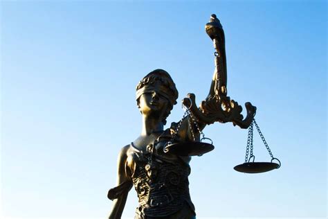 Promotor de Justiça: o que faz, quanto ganha e como ser um? - Papo ...