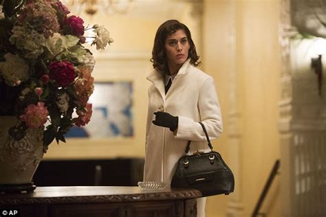 Lizzy Caplan Wears Floor Length Dress As She Promotes Masters Of Sex Daily Mail Online