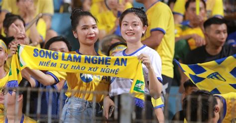 Cận cảnh dàn hot girl SLNA đọ sắc trên sân Hàng Đẫy