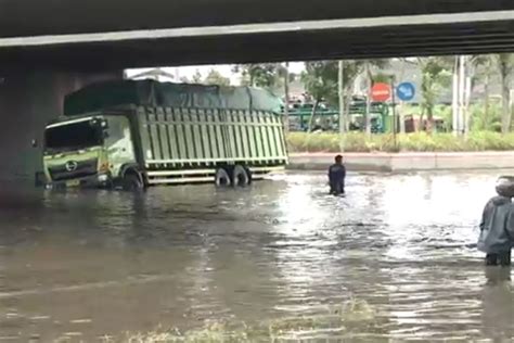 Ganjar Pranowo Tinjau Banjir Jembatan Tol Kaligawe Dan Sawah Besar