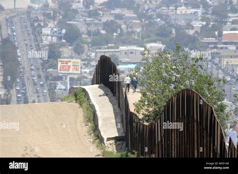 U S Mexico Fence 2006 Hi Res Stock Photography And Images Alamy