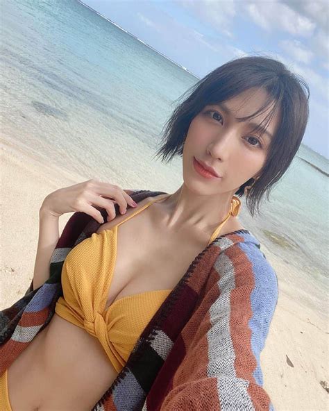 Lopeさんのインスタグラム写真 Lopeinstagram「写真集発売まで6日🌺 沖縄の海が恋しいです😂 ろぺお姉さんシリーズ