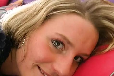 Schöne deutsche Dame stopft einen massiven Dildo in ihre nasse Muschi xHamster