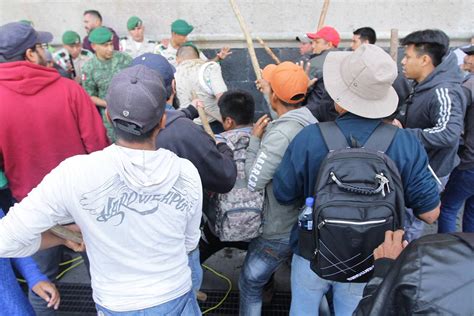 Manifestantes agreden a policías militares en Palacio Nacional