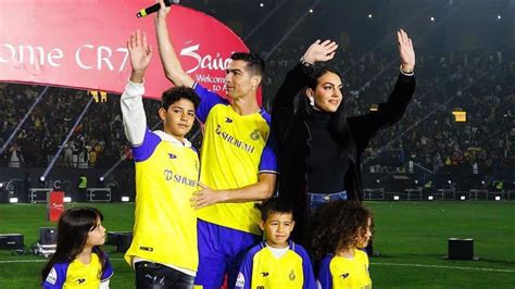 Cristiano Y Su Familia Recibidos Con Cariño En Arabia Saudita ¡hola