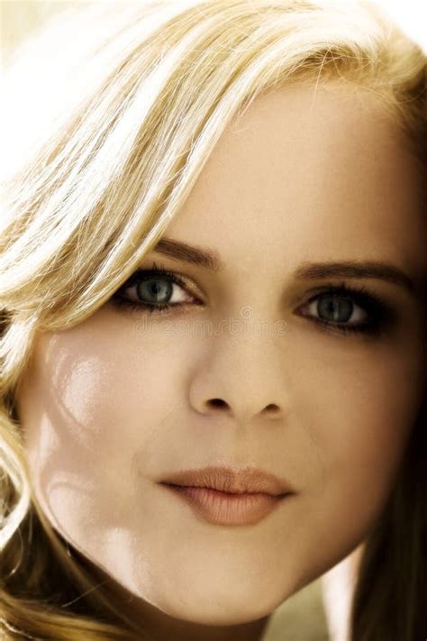 De Aantrekkelijke Mollige Blonde Kaukasische Vrouw Van Het Close Upportret In Openlucht Stock