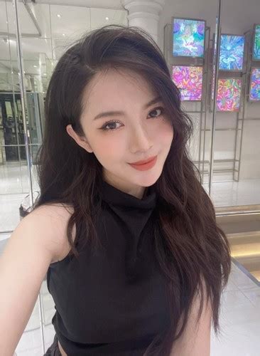 Bị chụp lén nhan sắc hot girl Tú Linh ra sao