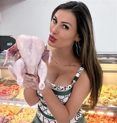 Andressa Urach Investe Quase R 1 Milhão em Empresa de Frangos A