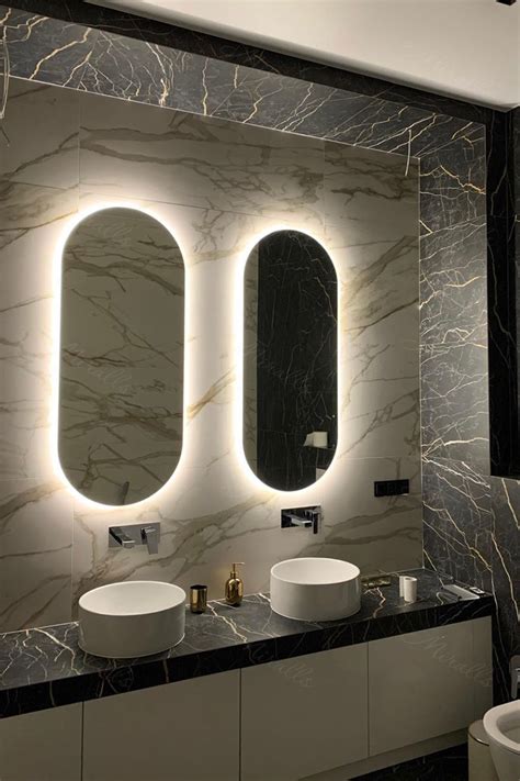 Дизайнерский интерьер санузла с двумя раковинами и капсульными ...