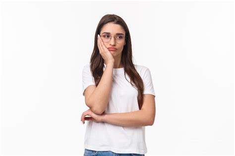 Portrait De Jeune Fille Réticente Ennuyée Et Indifférente Photo Gratuite