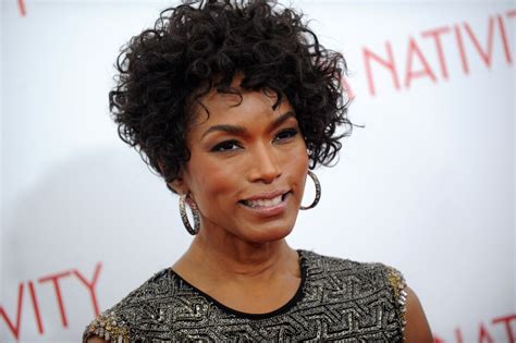 Photo Angela Bassett à La Première De Black Nativity à New York Le 18 Novembre 2013 Purepeople