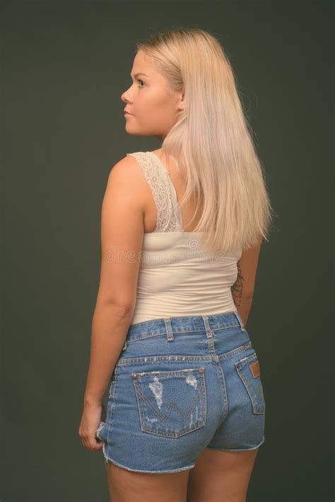 Jonge Mooie Blonde Vrouw Tegen Zwarte Achtergrond Stock Afbeelding Image Of Tank Schot