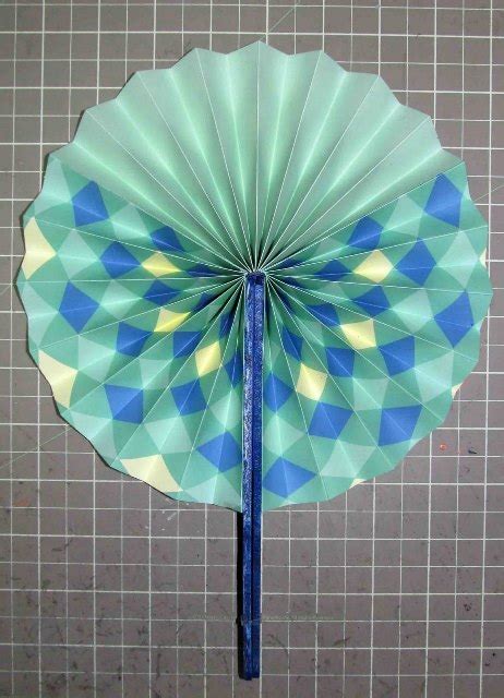 Как сделать веер из бумаги?