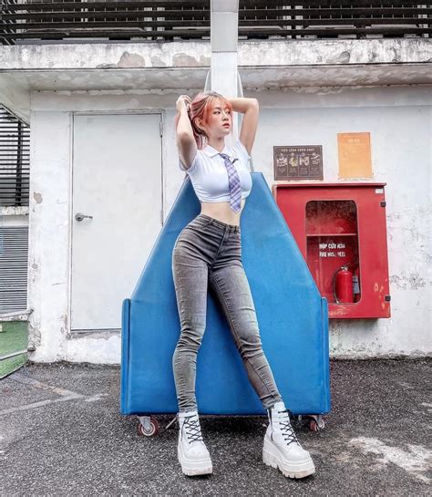 Hot TikToker Lê Bống lên tiếng khi bị chỉ trích vì mặc váy xẻ cao tạo dáng khó hiểu khi đi chùa