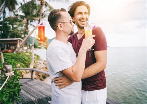 Felices Y Guapos J Venes Familia Gay En Un Resort Tropical Con Cuellos De Fruta Valores Lgbt