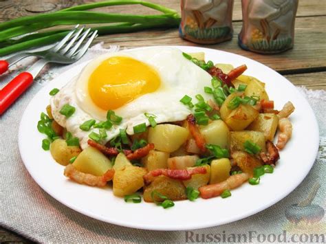 Рецепт: Жареный картофель с беконом и яйцом на RussianFood.com