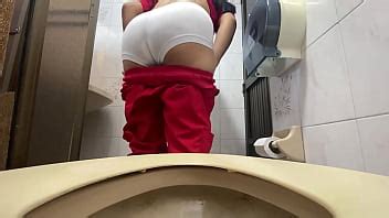 Camara capta a enfermera meando en baño publico lycra XVIDEOS