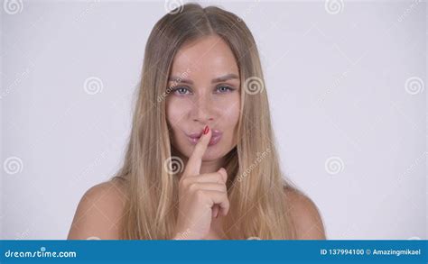 Cara De La Mujer Rubia Joven Feliz En Bikini Con El Finger En Los Labios Metrajes V Deo De