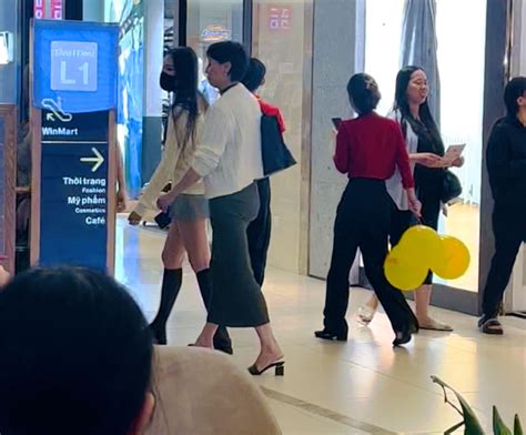 Team qua đường gặp Doãn Hải My cùng mẹ vợ hot nhất làng bóng đá đi shopping chân dài thẳng