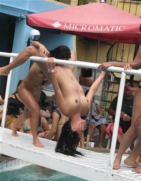 MAJALAH DEWASA Pesta Sex Disiang Bolong