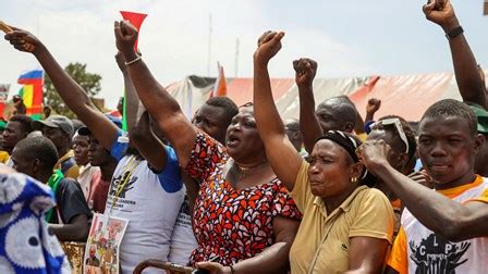 Milhares Nas Ruas Do Burkina Faso Manifestam Apoio Ao Regime Militar