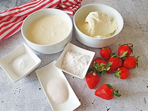 Semi Naked Cake Mit Beeren Und Drip