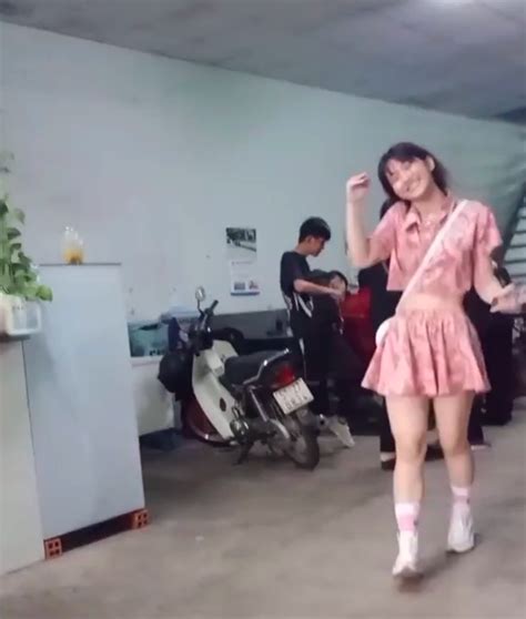 Hot TikToker Lê Bống lại bị soi vóc dáng thật trong clip quay vội của team qua đường Netizen