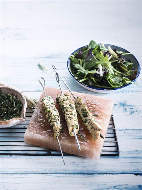Gegrilde Kipfilet Met Verse Kruiden Op Zoutsteen Gebakken