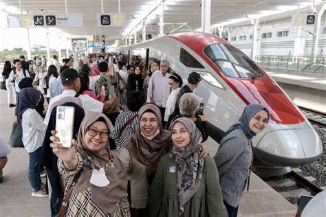 Kemenparekraf Harap Kereta Cepat Whoosh Perkuat Capaian Target