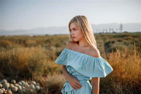 Portrait D une Belle Jeune Fille Blonde Caucasienne Vêtue D une Robe Bleu Clair Sur Un Champ De