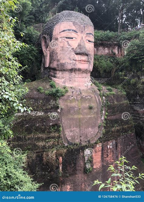 Estatua De Buda Del Gigante De Leshan Foto De Archivo Imagen De