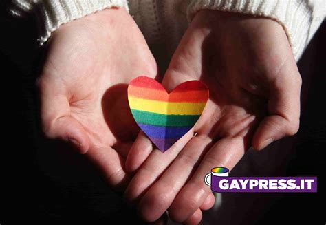 Coppia gay figlio adottato solo perché uno dei due papà è malato